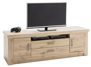 TV-Lowboard aus Holz mit zwei Schubladen und zwei Türen, darauf ein Flachbildfernseher und Kopfhörer, frontale Perspektive