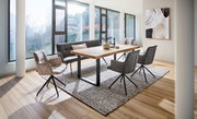 Moderner Esstisch 160x90 aus Holz mit Metallbeinen, umgeben von stilvollen Stühlen in einem hellen, lichtdurchfluteten Raum mit großen Fenstern, seitliche Perspektive.