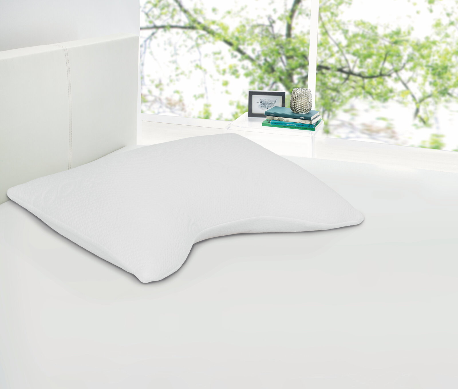 Komfortschlafkissen 40 x 60 cm auf einem Bett, seitliche Perspektive