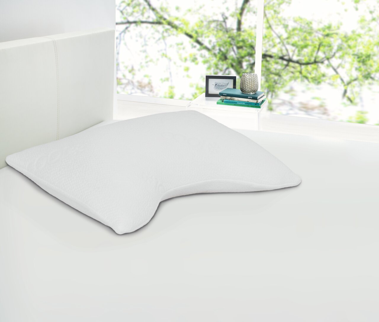 Komfortschlafkissen 40 x 60 cm auf einem Bett, seitliche Perspektive