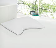 Komfortschlafkissen 40 x 60 cm auf einem Bett, seitliche Perspektive