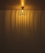 Moderne Deckenleuchte mit dekorativem Lichtmuster an der Decke, seitliche Perspektive