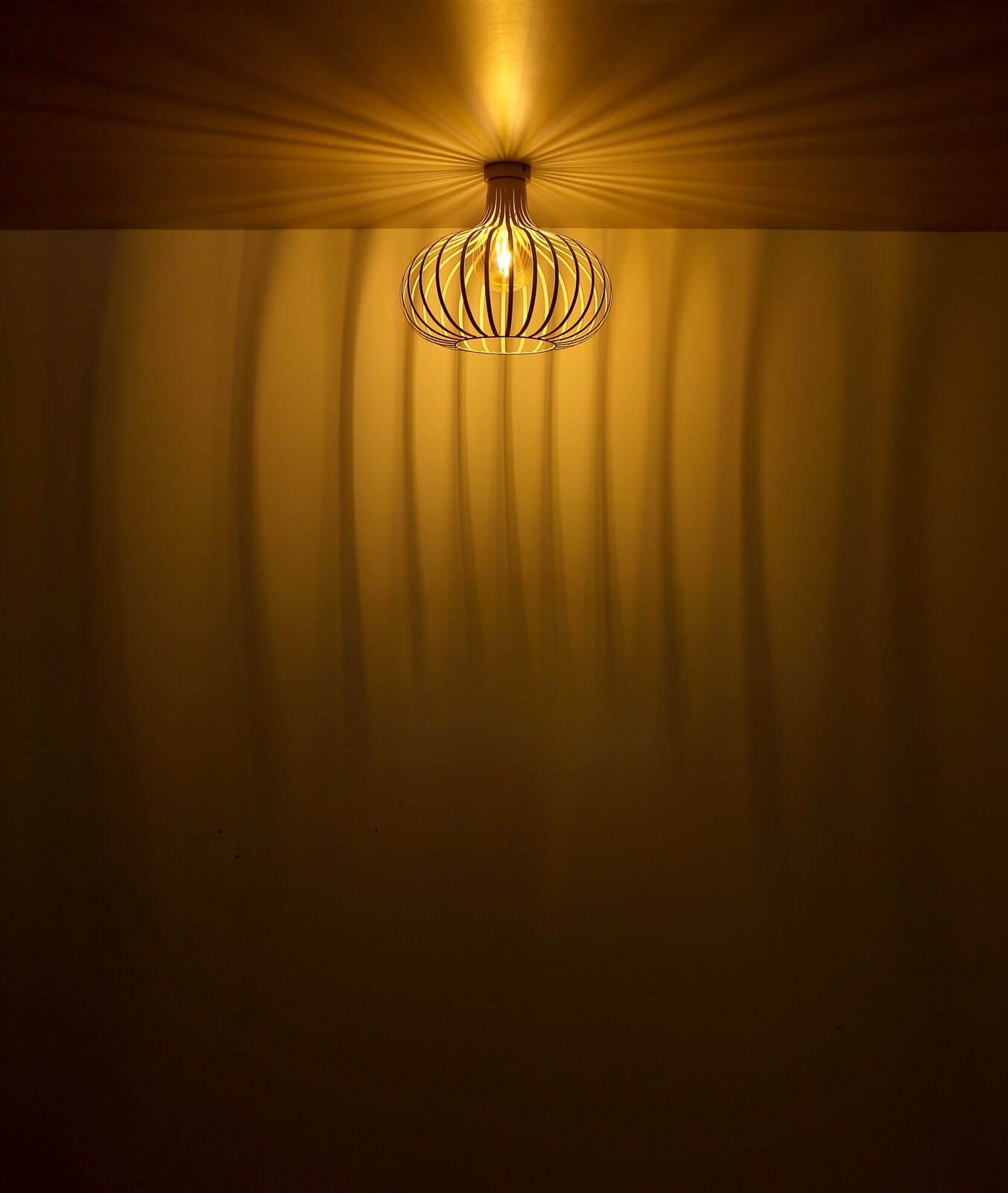 Moderne Deckenleuchte mit dekorativem Lichtmuster an der Decke, seitliche Perspektive