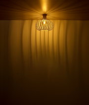 Moderne Deckenleuchte mit dekorativem Lichtmuster an der Decke, seitliche Perspektive