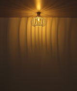 Moderne Deckenleuchte mit dekorativem Lichtmuster an der Decke, seitliche Perspektive