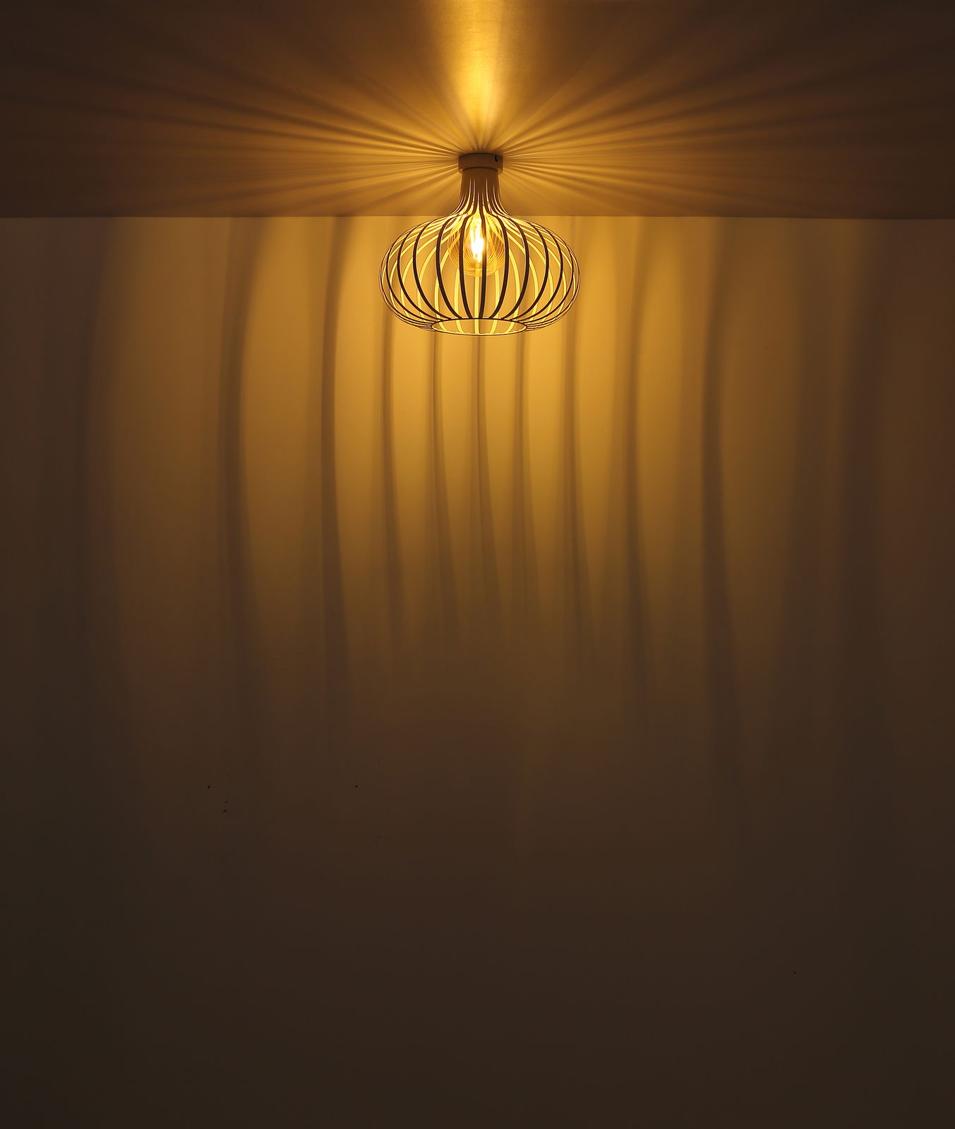 Moderne Deckenleuchte mit dekorativem Lichtmuster an der Decke, seitliche Perspektive