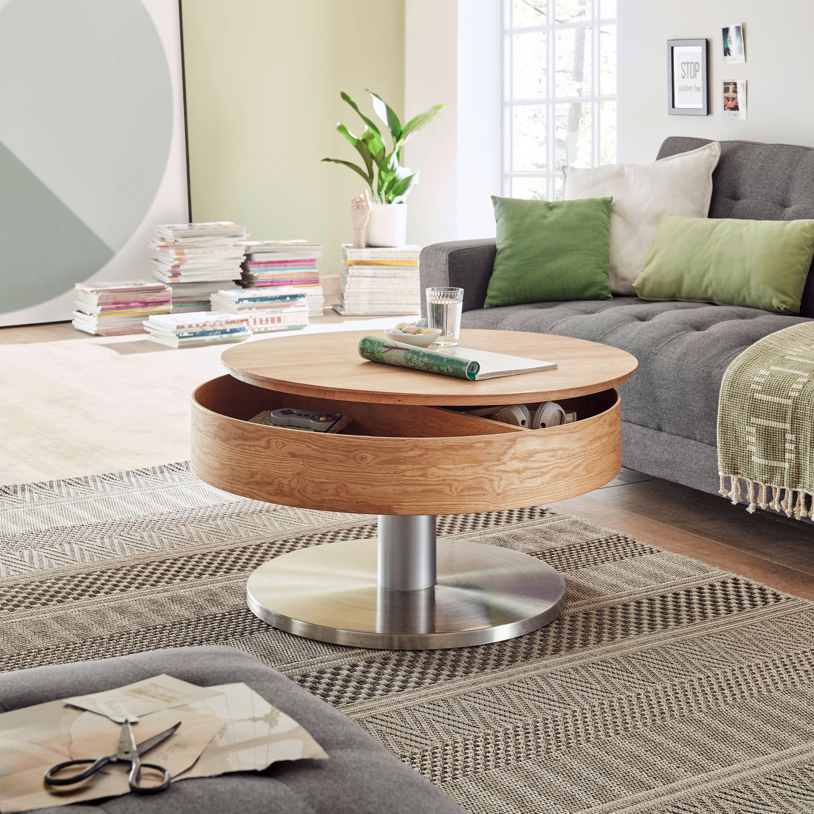 Moderner Couchtisch aus Holz mit rundem Design und integriertem Stauraum, seitliche Perspektive im Wohnzimmer.