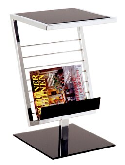Moderner Zeitschriftenständer aus Metall mit schwarzer Ablage und quadratischem Standfuß, schräg nach vorn geneigt, perspektivische Ansicht von vorne links