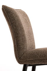 Nahaufnahme eines braunen, texturierten Stuhls mit schwarzem Metallgestell, seitliche Perspektive