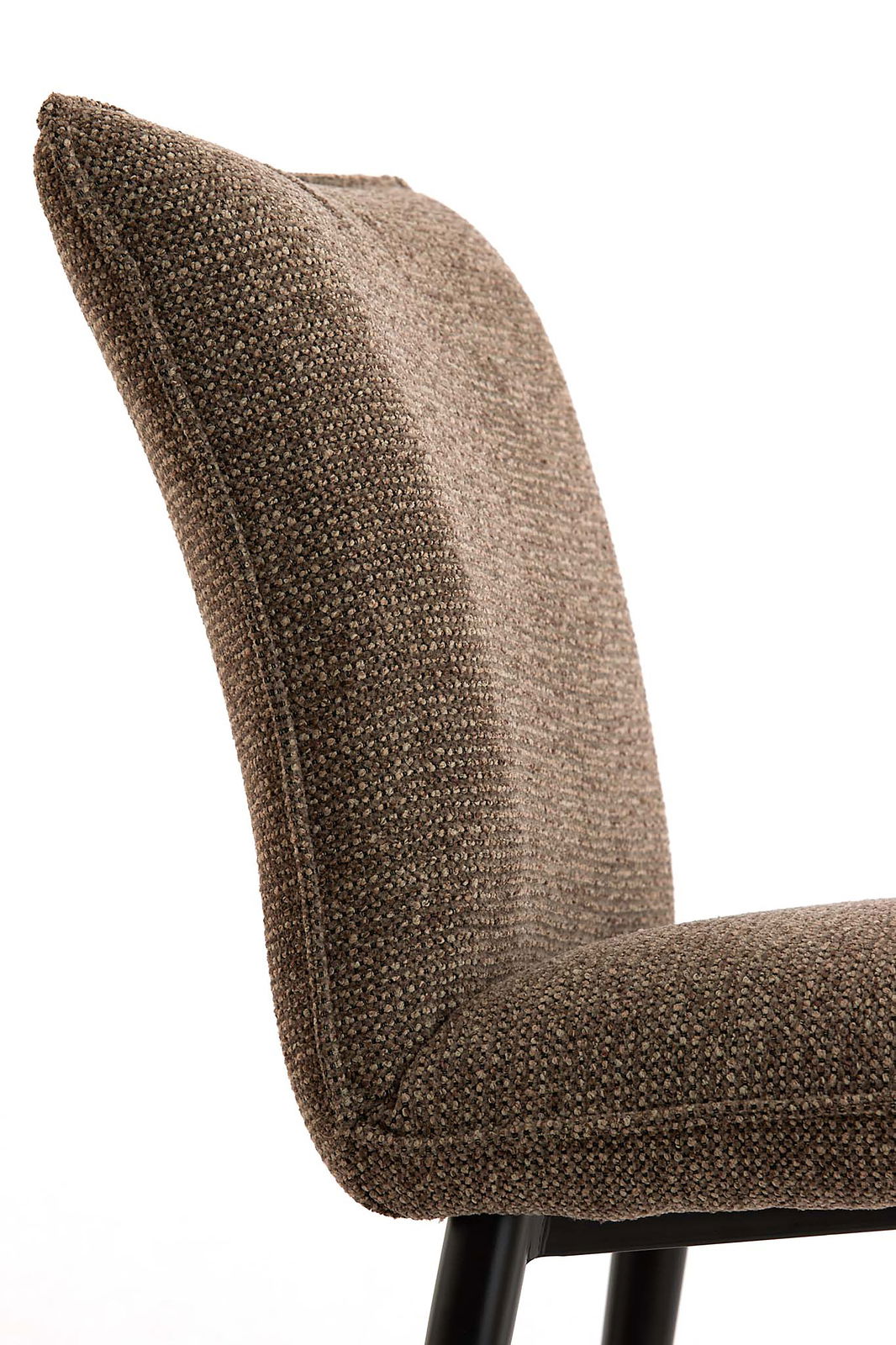 Nahaufnahme eines braunen, texturierten Stuhls mit schwarzem Metallgestell, seitliche Perspektive