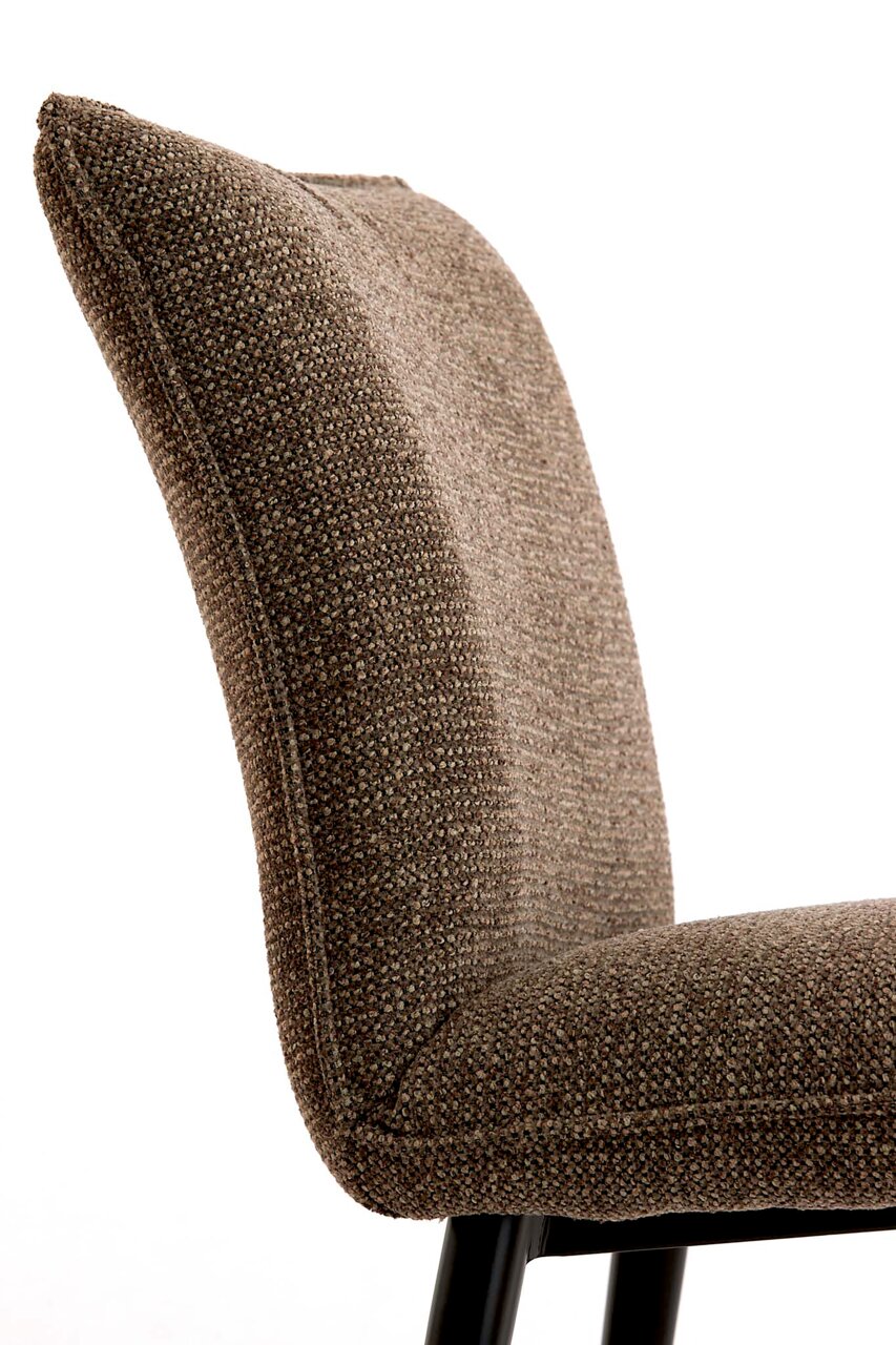 Light&Living Stuhl VADENI Nahaufnahme eines braunen, texturierten Stuhls mit schwarzem Metallgestell, seitliche Perspektive