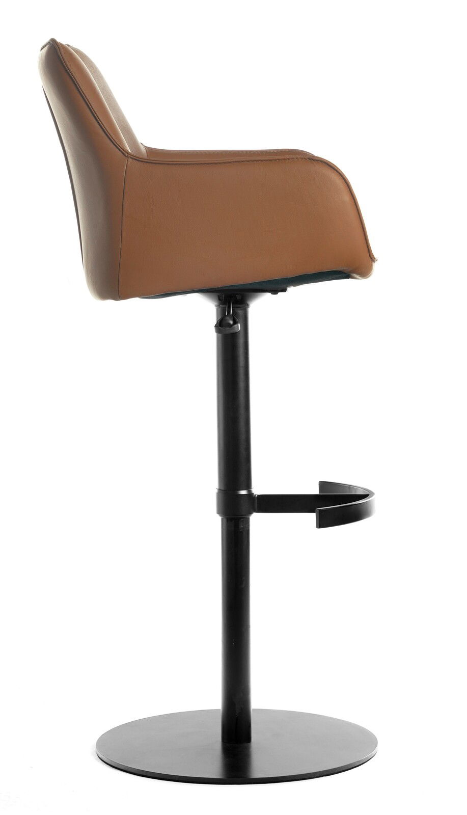 Seitenansicht eines modernen Barhockers mit braunem Sitz und schwarzem Metallgestell.