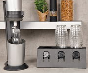 Flaschenhalter in schwarz matt, frontalansicht mit zwei umgedrehten Flaschen.