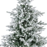 Künstlicher Weihnachtsbaum mit schneebedeckten Zweigen, Nahaufnahme von der Seite