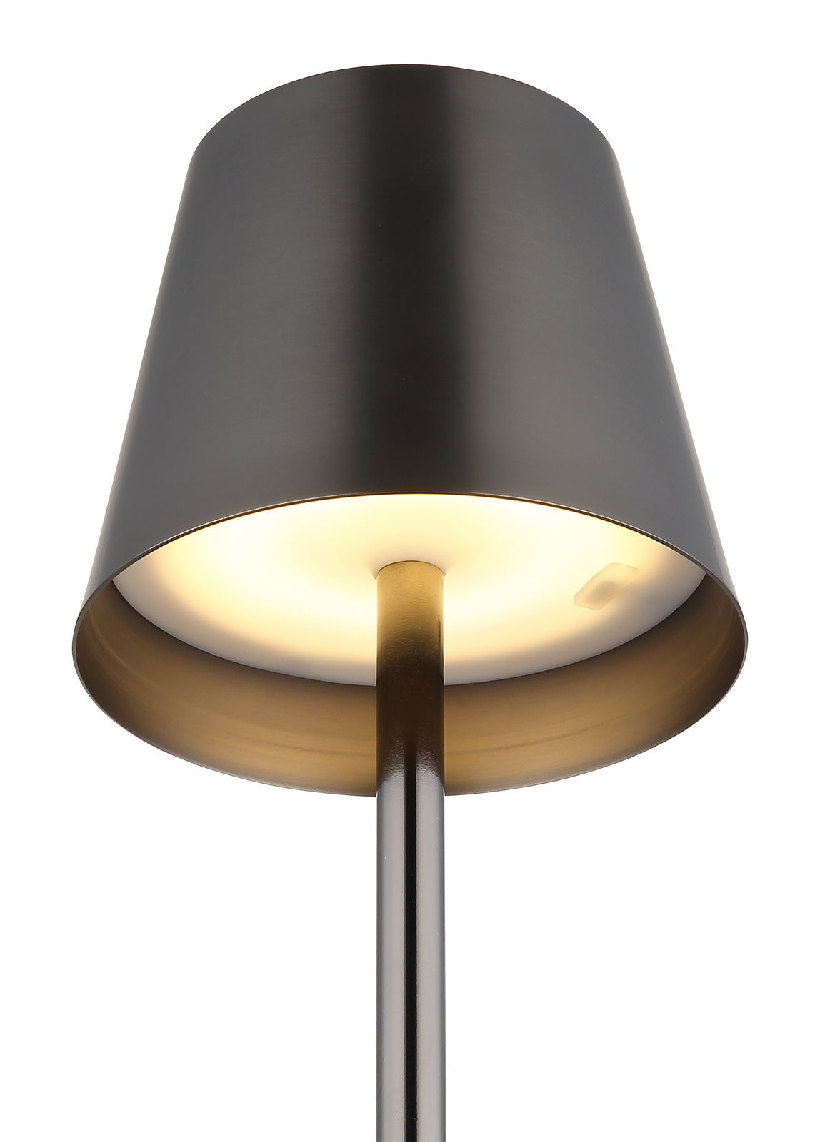 Nahaufnahme einer modernen Tischleuchte VANNIE mit schwarzem Lampenschirm und leuchtendem Inneren, von unten betrachtet.