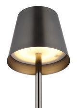 Nahaufnahme einer modernen Tischleuchte VANNIE mit schwarzem Lampenschirm und leuchtendem Inneren, von unten betrachtet.