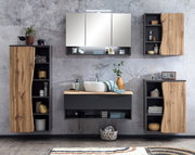 Badezimmermöbel-Set mit Unterschrank, Hängeschränken und Spiegel in moderner Holz- und Graukombination, frontal betrachtet.