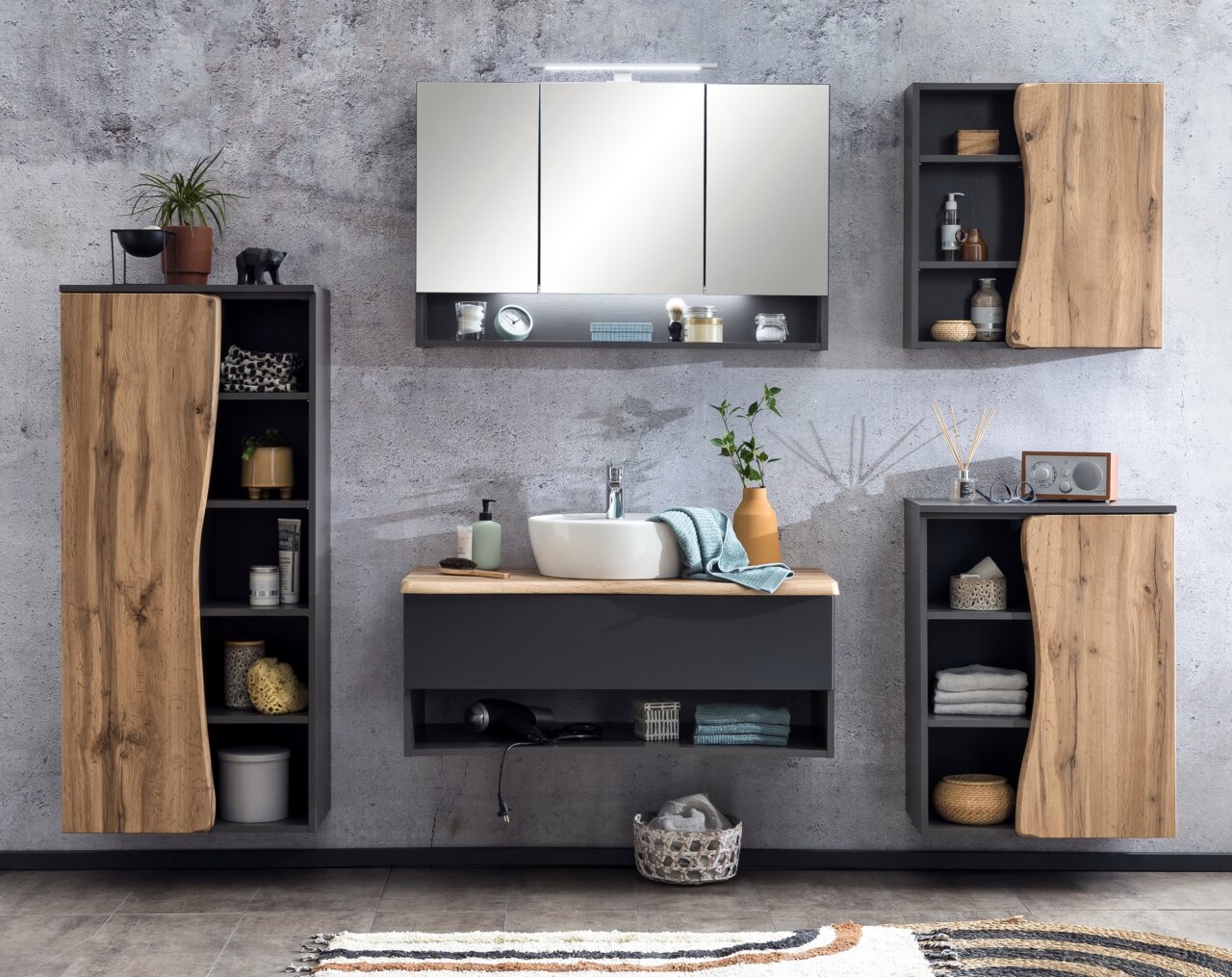 Badkamermeubelset met onderkast, hangkasten en spiegel in een moderne combinatie van hout en grijs, gezien vanaf de voorkant.