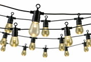 Lichterkette mit warmweißen Glühbirnen, perspektivisch von unten fotografiert