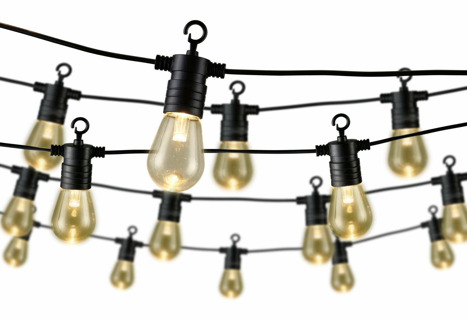 Lichterkette mit warmweißen Glühbirnen, perspektivisch von unten fotografiert