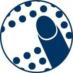 Nahaufnahme eines Duschkopfs mit Wassersparfunktion, dargestellt durch ein Symbol mit einem Finger, der auf die Düsen zeigt.