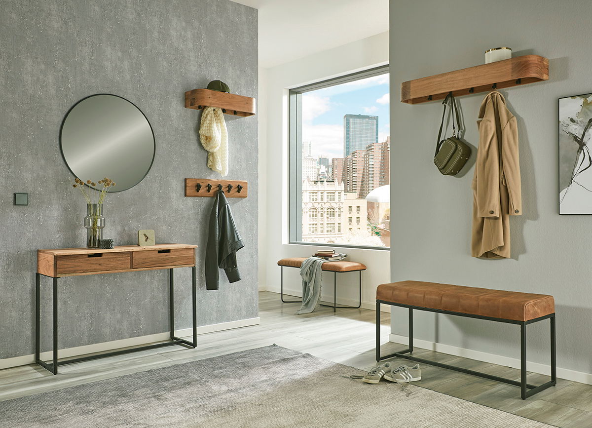 Linea Natura Wandgarderobe RIVERA Moderne Wandgarderobe in einem stilvollen Raum mit Holz- und Metallelementen, inklusive Spiegel, Hakenleiste und Sitzbank. Perspektive: Frontalansicht.