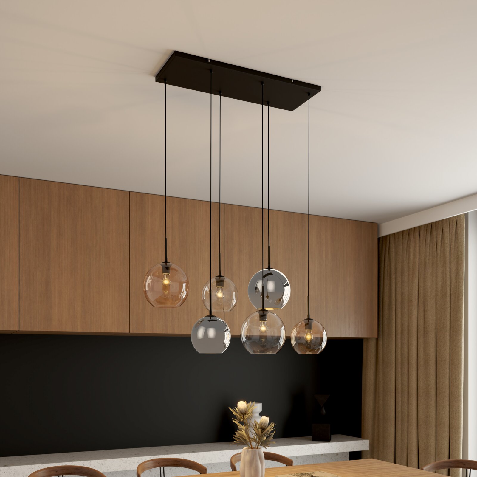 Moderne 5-flammige Pendelleuchte mit schwarzer Deckenplatte und kugelförmigen Glas-Schirmen in Rauch- und Amberoptik über einem Esstisch, Ansicht leicht von unten (Untersicht) im Wohnraum
