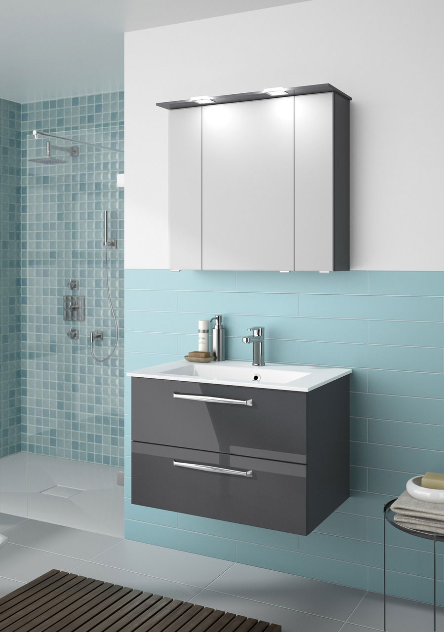 Moderner Badblock mit grauem Waschtischunterschrank und Spiegelschrank, seitliche Perspektive