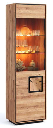 Hoher Holz-Vitrinenschrank in Eichenoptik mit Glasfront, warm beleuchteten Glasböden und unterer Holztür mit quadratischem Einsatz, Ansicht schräg von vorne links