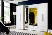 Moderne weiße Garderobe mit gelbem Innenraum, Kleiderhaken und Schubladen, seitliche Perspektive
