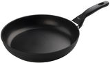 Schwarze Pfanne Panarea 28 cm mit ergonomischem Griff, seitliche Perspektive