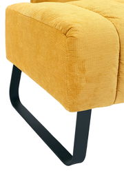 Nahaufnahme einer gelben 2,5er-Sitzbank mit schwarzem Metallgestell, seitliche Perspektive