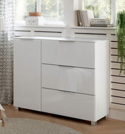 Weiße, moderne Kommode mit Hochglanzoberfläche, drei Schubladen und zwei Türen, seitliche Perspektive im Wohnzimmer.