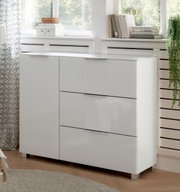 Weiße, moderne Kommode mit Hochglanzoberfläche, drei Schubladen und zwei Türen, seitliche Perspektive im Wohnzimmer.