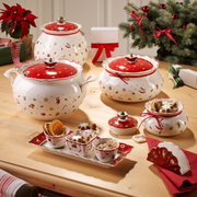 Kerstdip-set met vier onderdelen, bestaande uit decoratieve schaaltjes en deksels in rood en wit met feestelijke motieven, opgesteld op een houten tafel. Aanzicht van bovenaf.