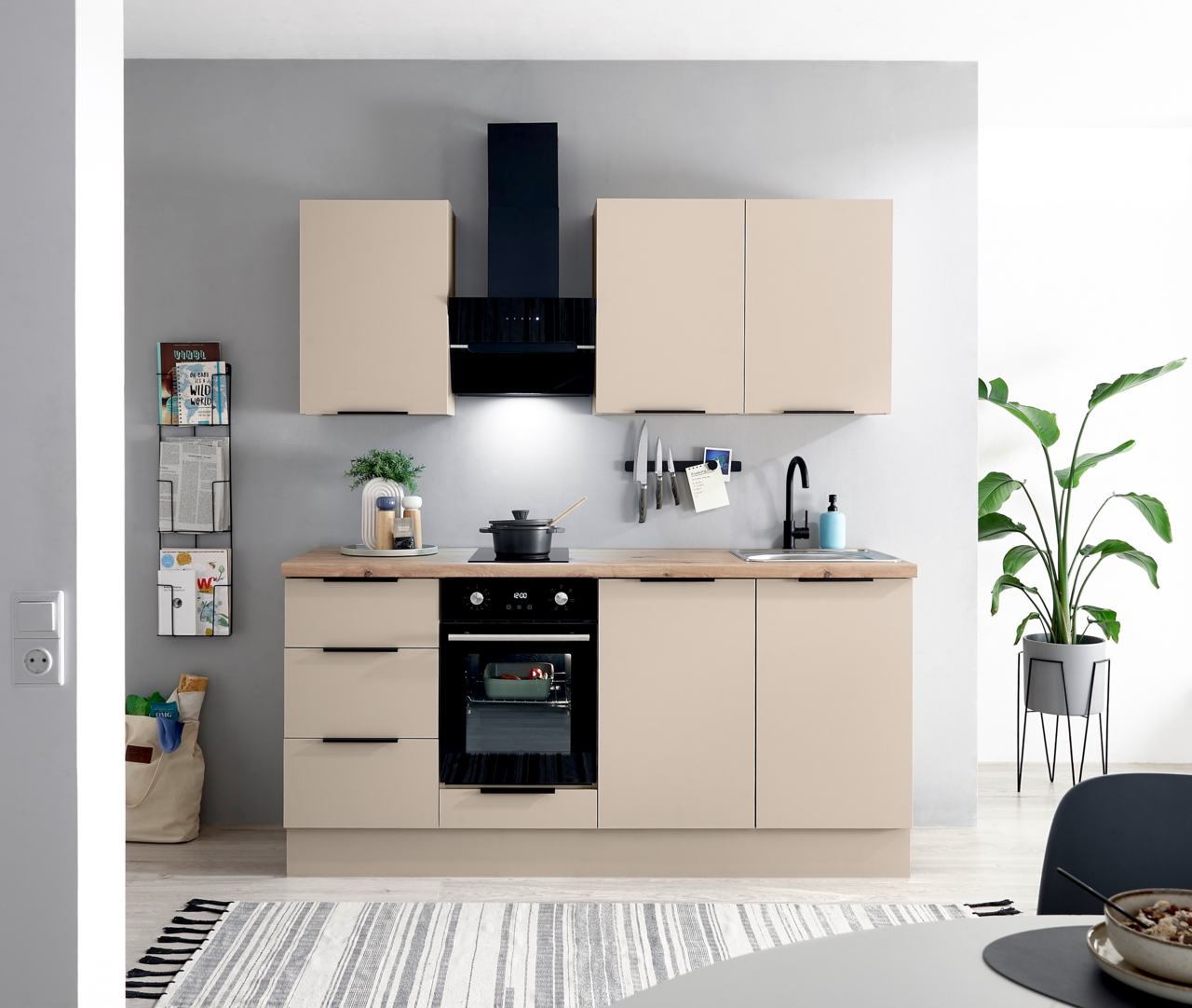 Yourkitchen Single-Küche 180 MULTAN Moderne Küchenzeile mit beigen Fronten, Holzarbeitsplatte, schwarzer Dunstabzugshaube, Einbauofen und Spüle mit schwarzem Wasserhahn, frontal aus Augenhöhe fotografiert