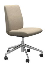 Moderner Home Office Stuhl mit beigem Stoffbezug und verchromtem Drehgestell, seitliche Perspektive