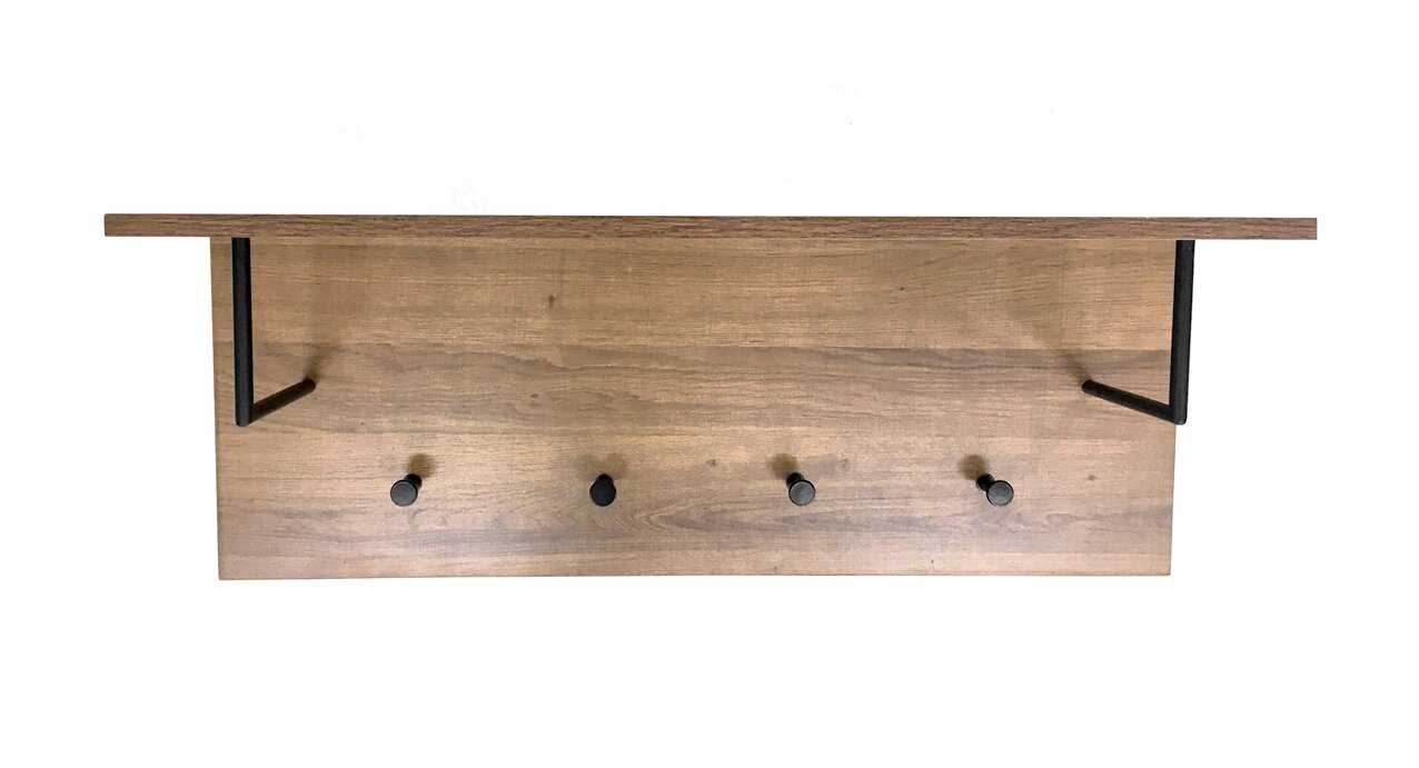 Wandgarderobe aus Holz mit Ablage, vier schwarzen Haken und zwei seitlichen Metallhalterungen, frontal aufgenommen