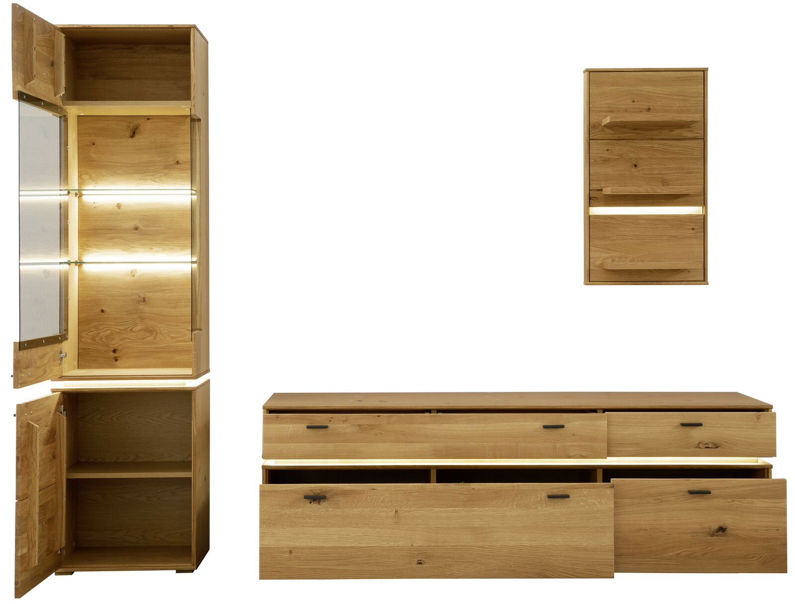 Frontale Ansicht der Zurbrüggen Wandkombination COMO aus Holz mit mehreren Schränken und Schubladen, teilweise geöffnet, auf weißem Hintergrund.