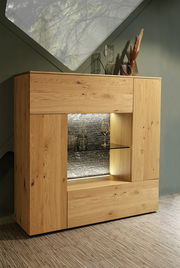 Hochwertiges Highboard aus Holz mit Glasvitrine, seitlicher Perspektive