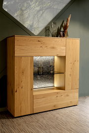 Hochwertiges Highboard aus Holz mit Glasvitrine, seitlicher Perspektive