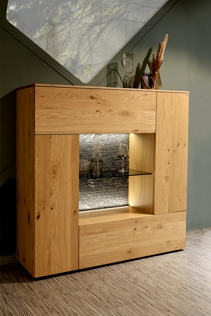 Voglauer Highboard V-ROCK Hochwertiges Highboard aus Holz mit Glasvitrine, seitlicher Perspektive