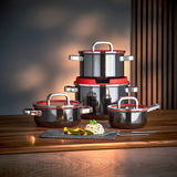 Topfset Fusiontec Black 4-tlg. in eleganter schwarzer Ausführung mit roten Akzenten, auf einem Holztisch präsentiert, seitliche Perspektive.