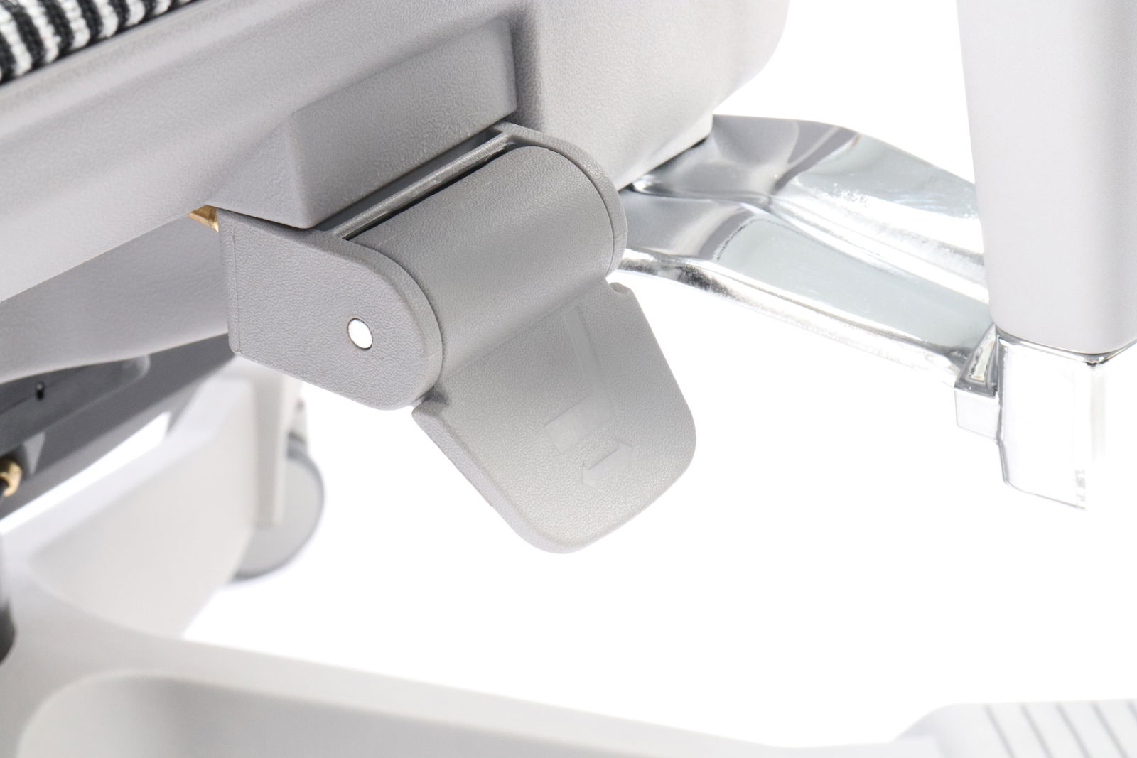 Nahaufnahme eines grauen Drehstuhls mit Fokus auf die Mechanik und Hebel, seitliche Perspektive