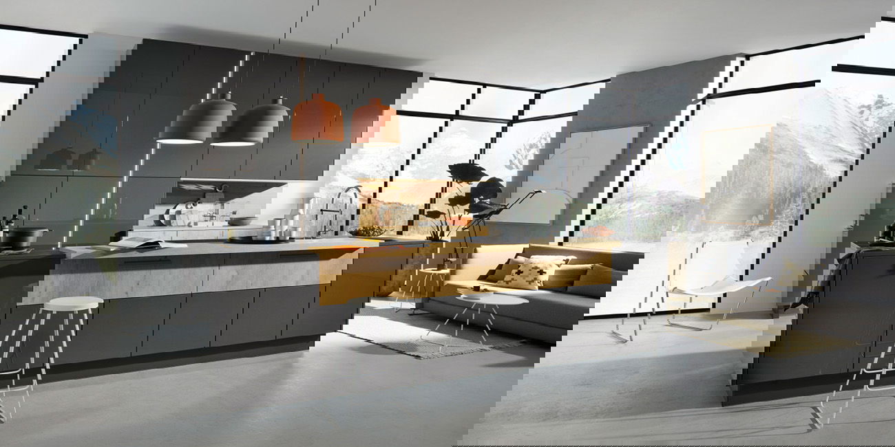 Die moderne Küche hat dunkle Schränke mit Holzelementen.