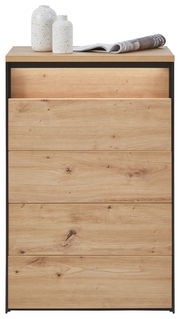 Hochkommode aus Holz mit vier Schubladen, dekoriert mit zwei Keramikvasen und einer Zeitschrift auf der Oberseite, Frontalansicht