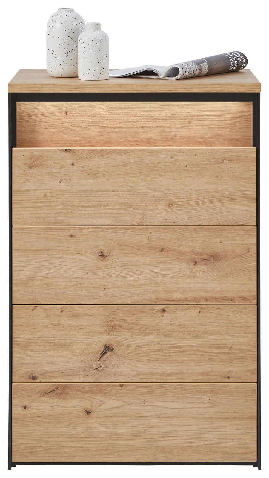 Hochkommode aus Holz mit vier Schubladen, dekoriert mit zwei Keramikvasen und einer Zeitschrift auf der Oberseite, Frontalansicht