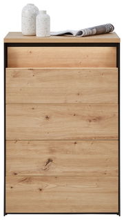 Hochkommode aus Holz mit vier Schubladen, dekoriert mit zwei Keramikvasen und einer Zeitschrift auf der Oberseite, Frontalansicht