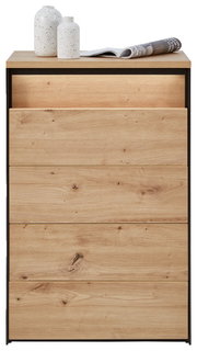 Hochkommode aus Holz mit vier Schubladen, dekoriert mit zwei Keramikvasen und einer Zeitschrift auf der Oberseite, Frontalansicht