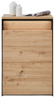 Hochkommode aus Holz mit vier Schubladen, dekoriert mit zwei Keramikvasen und einer Zeitschrift auf der Oberseite, Frontalansicht
